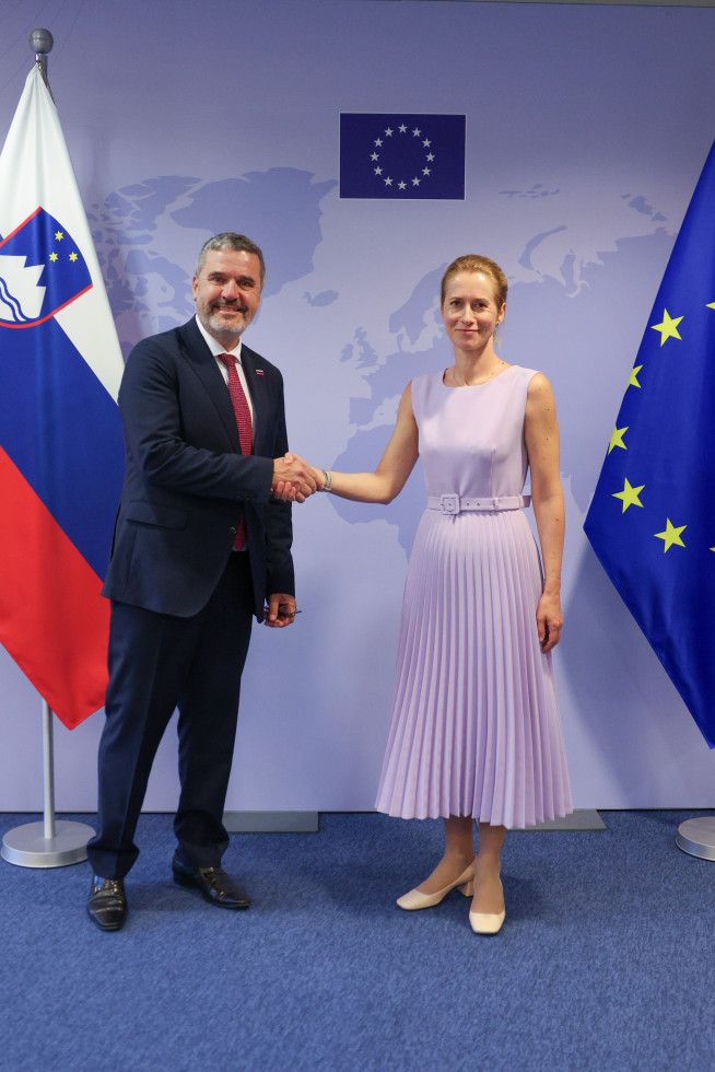 minister se rokuje  z visoko zunanjepolitično predstavnico EU-ja Kajo Kallas pred slovensko in eu zastavo