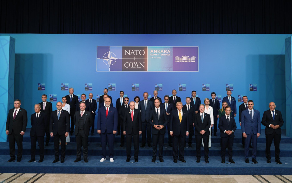 Skupinska fotografija voditeljev držav zveze NATO v Ankari, v ozadju velik logotip nata
