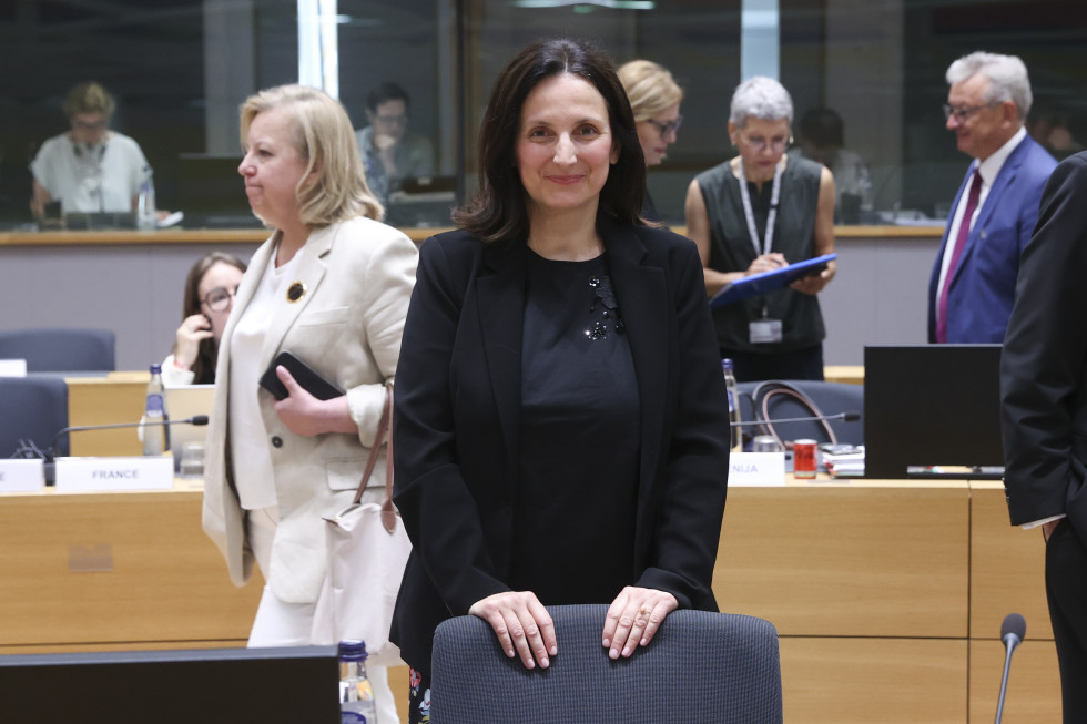 stoji pred stolom od Slovenije