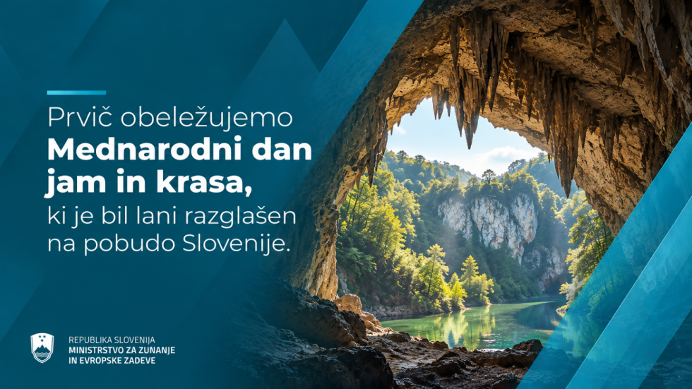 grafika za napisom, da prvič obeležujemo Mednarodni dan jam in krasa na pobudo Slovenije, poleg fotografijo jame (ustvarjeno z umetno inteligenfco)