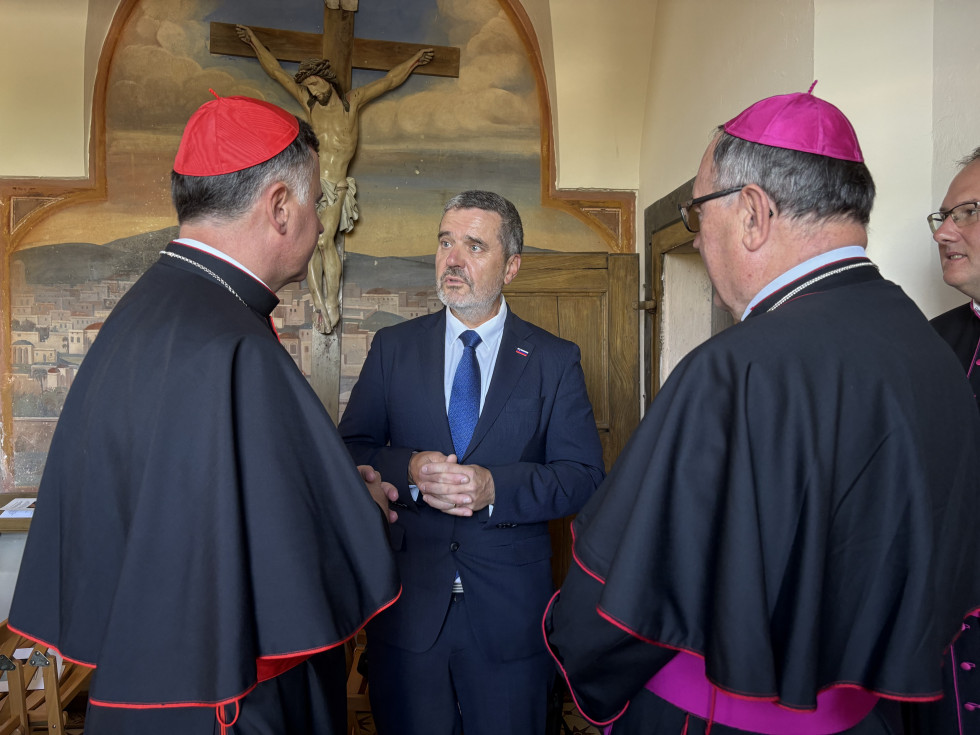 minister se pogovarja v cerkvi