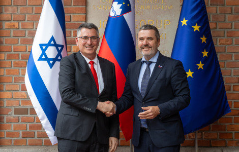20260909 01571836 (1) (ministra se rokujeta pred zastavami)