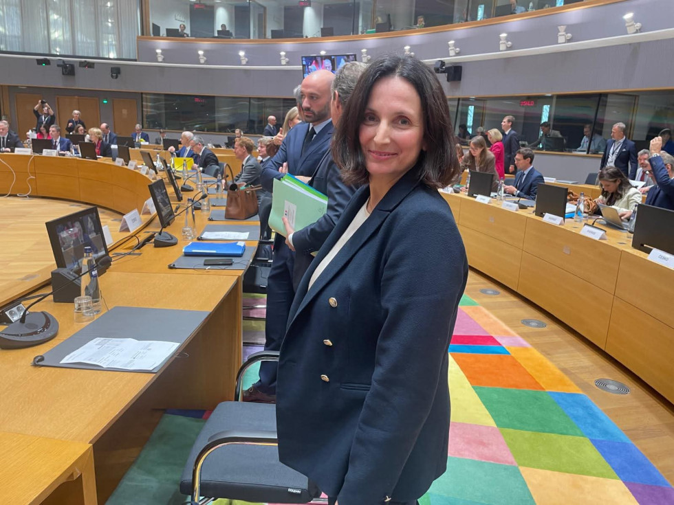 državna sekretarka - portret v dvorani