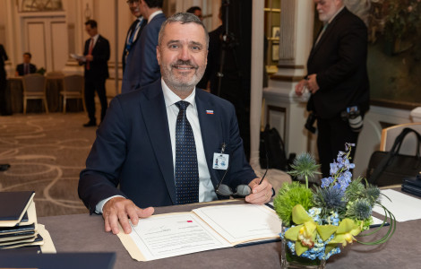 podpis izjave UI (minister po podpisu, pred njim mapa z izjavo)