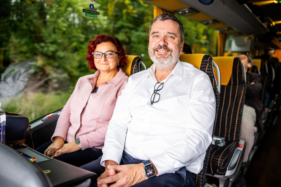 oba sedita na avtobusu