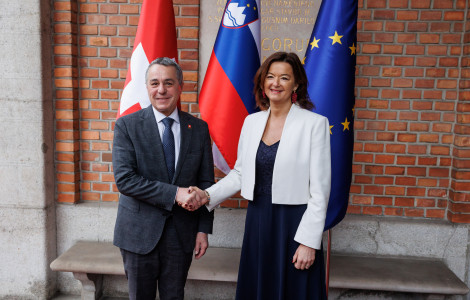 20260219 01516675 (ministra se rokujeta pred zastavami)