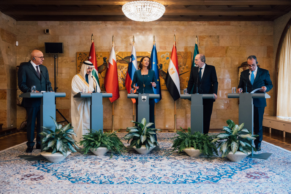 ministri stojijo za govornicami