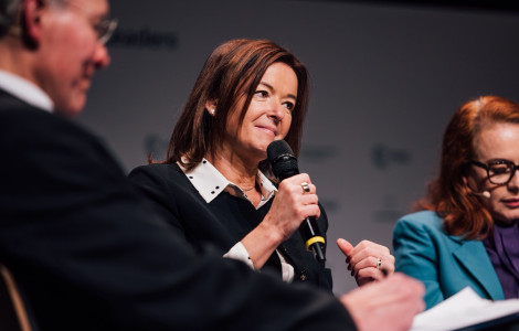 HBIRLd0XoAAjO3h (ministrica govori v mikrofon)