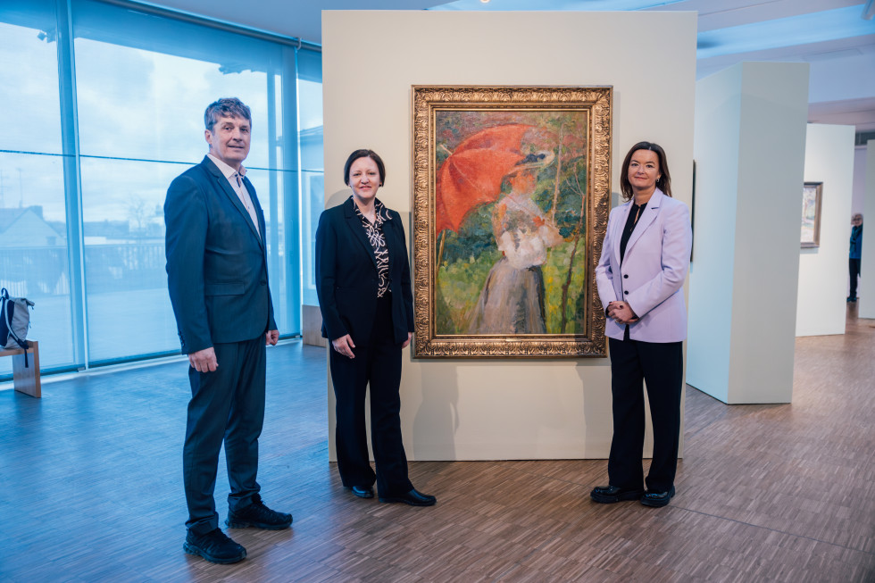 ministrica pred sliko, poleg slovenska veleposlanica v Berlinu in obrambni minister