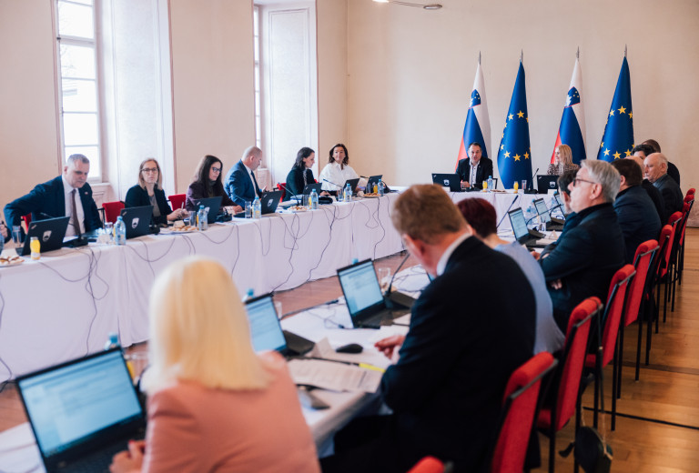 Minister Fajon visits Gorenjska companies Domel, Lotrič Meroslovje, Caretronic and Kontron