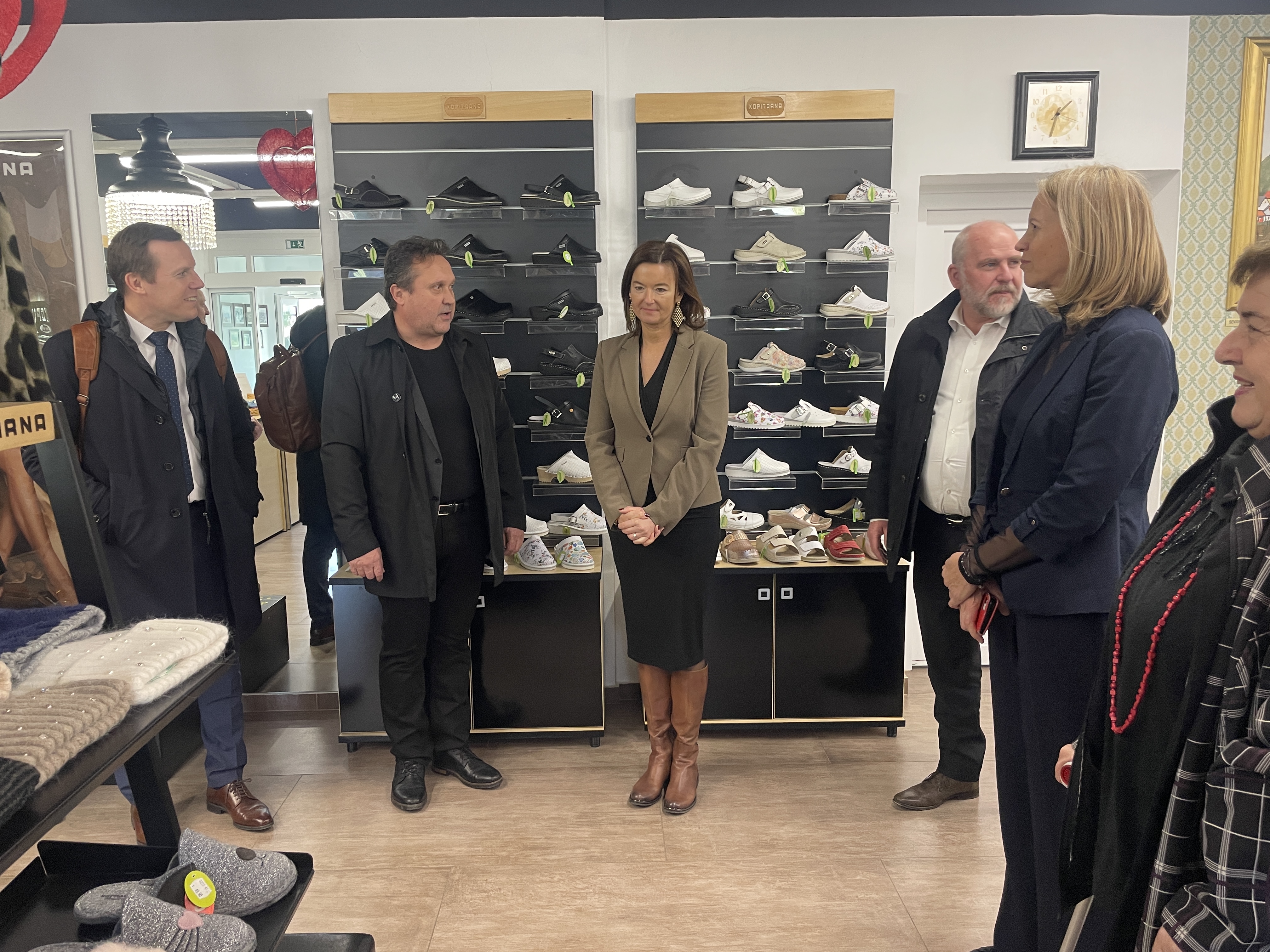 Tradition and global prestige: Minister Fajon visits Kopitarna Sevnica and Stilles