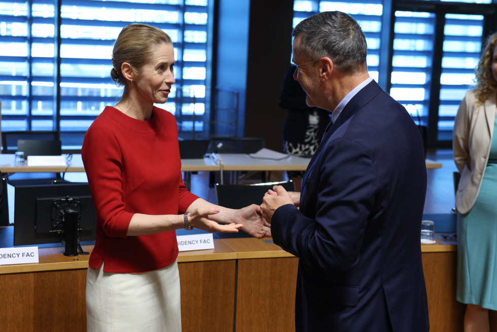 sogovornika stojita in govorita