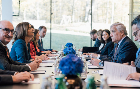 image00038 (Na obeh straneh mize sedita slovenska in italijanska ministra z delegacijami)