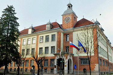 Stavba ministrstva, spredaj zastave