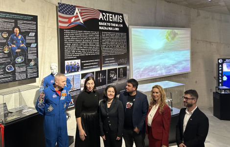 IMG 0413 (Predstavniki ministrstev in ameriške ambasade skupaj z astronavtom pod slikami in panojem z razstave)
