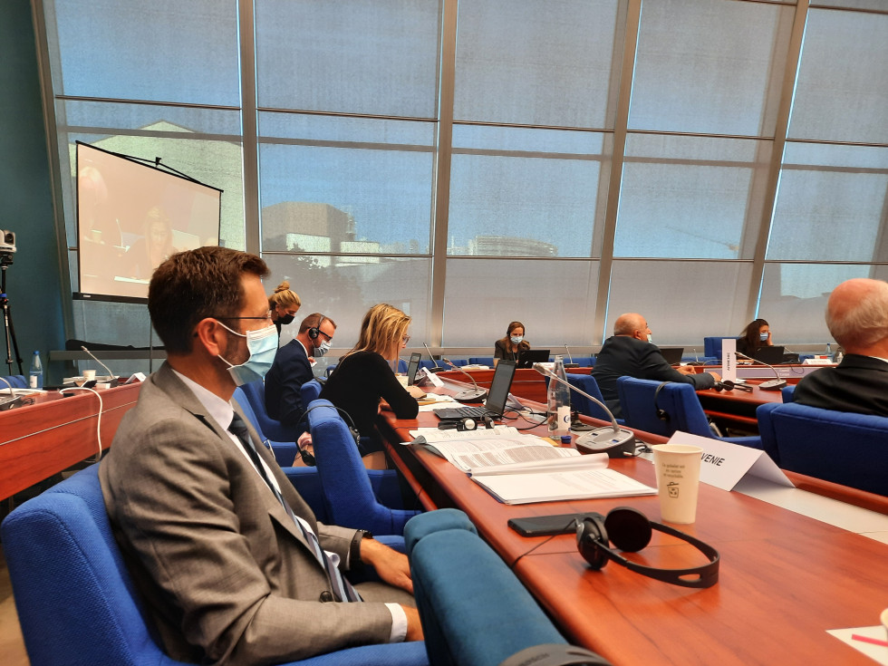 director general sits in the hall together with the other participants