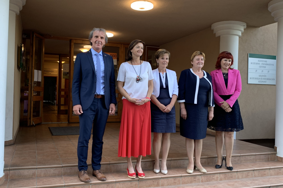 skupinska fotografija ministrica Fajon in generalna konzulka Lajnškej ter predstavniki narodnih skupnosti na Madžarskem