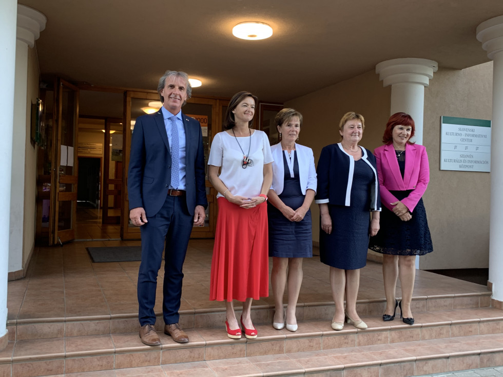 skupinska fotografija ministrica Fajon in generalna konzulka Lajnškej ter predstavniki narodnih skupnosti na Madžarskem