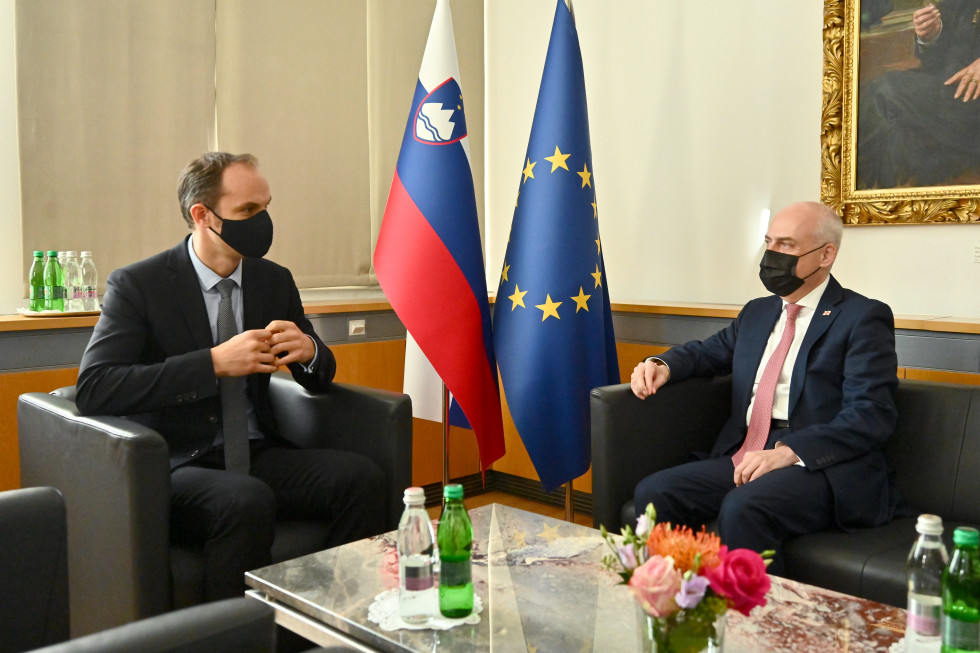 minister Logar in minister Zalkaliani sedita za mizo in se pogovarjata