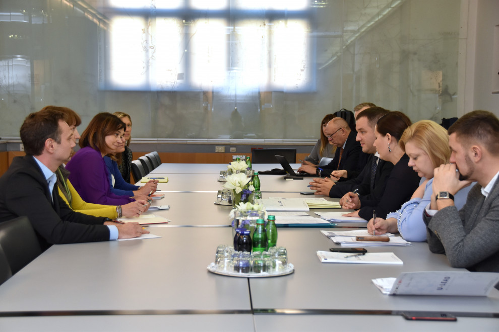 Srečanje državne sekretarke Simone Leskovar z delegacijo Ukrajine in predstavniki projekta U-LEAD