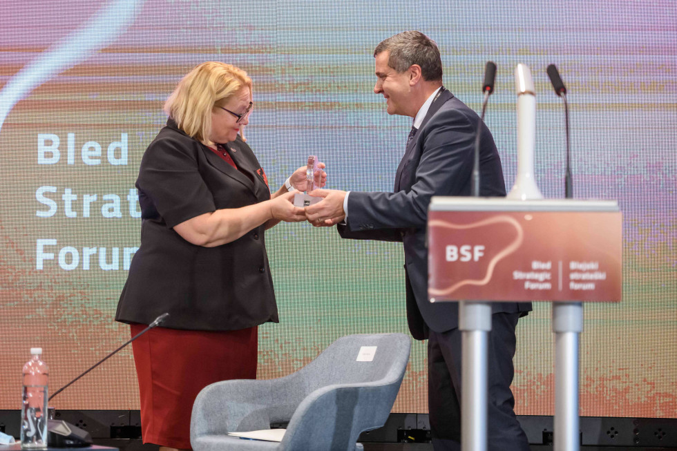 State Secretary Tone Kajzer presents the award to Ambassador Tuula Yrjölä, OSCE Officer-in-Charge