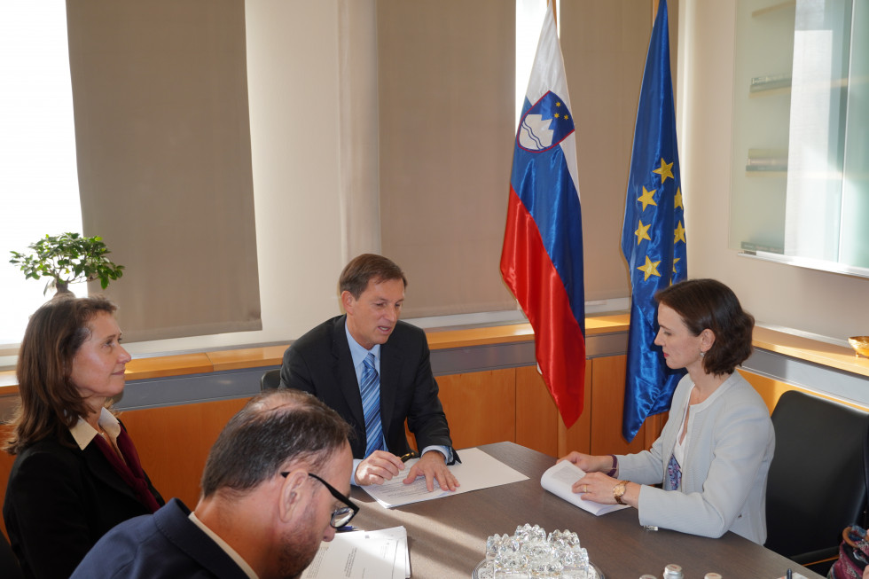 Bilateral meeting between Minister Dr Cerar and British Ambassador Sophie Honey