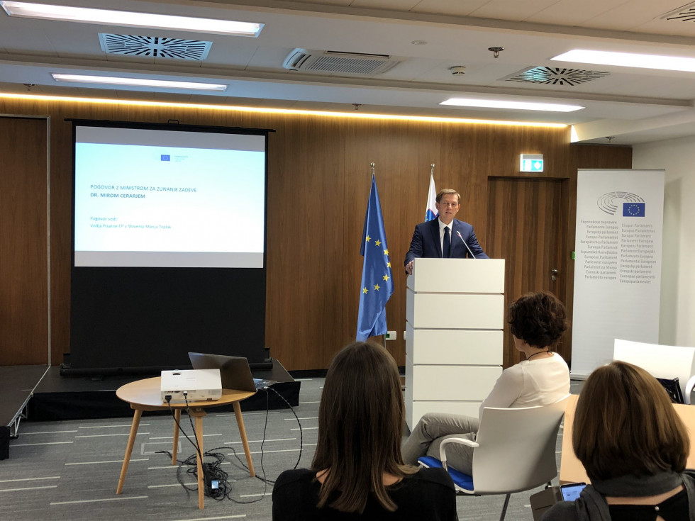 Minister Dr Cerar addresses participants in the Euroscola and European Parliament Ambassador School projects at the House of the European Union.