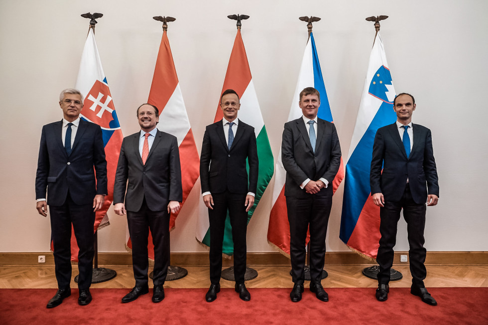 Zunanji ministri dr. Anže Logar, Alexander Schallenberg, Tomáš Petříček, Péter Szijjártó in Ivan Korčok