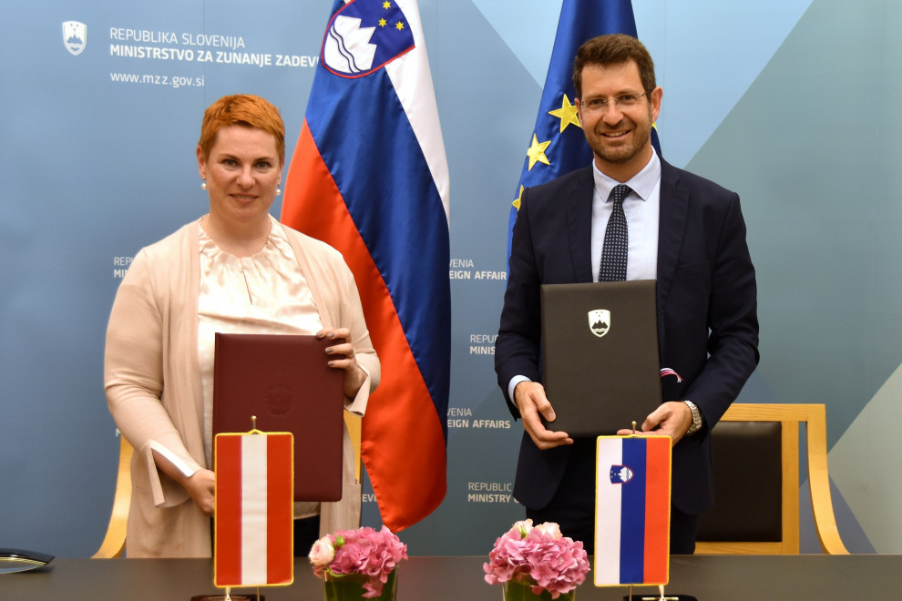 Veleposlanica Republike Avstrije mag. Sigrid Berka in dr. Marko Rakovec, v. d. generalnega direktorja Direktorata za mednarodno pravo in zaščito interesov v Ministrstvu za zunanje zadeve Republike Slovenije