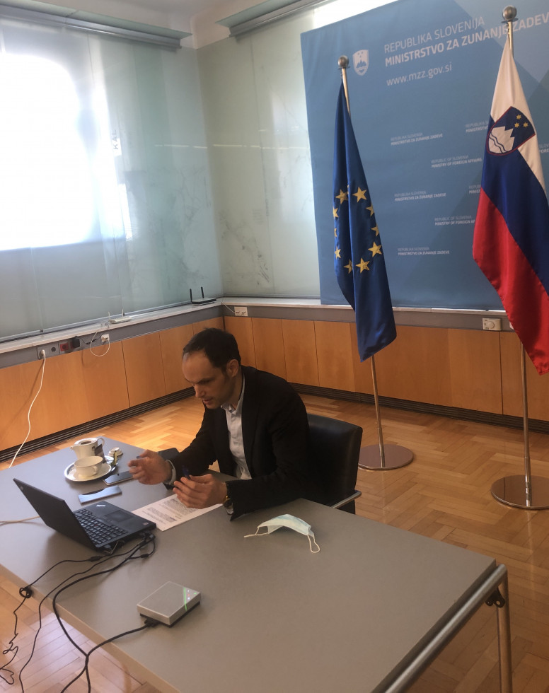 Minister za zunanje zadeve dr. Anže Logar v pogovoru z madžarskim zunanjim ministrom preko aplikacije na laptopu