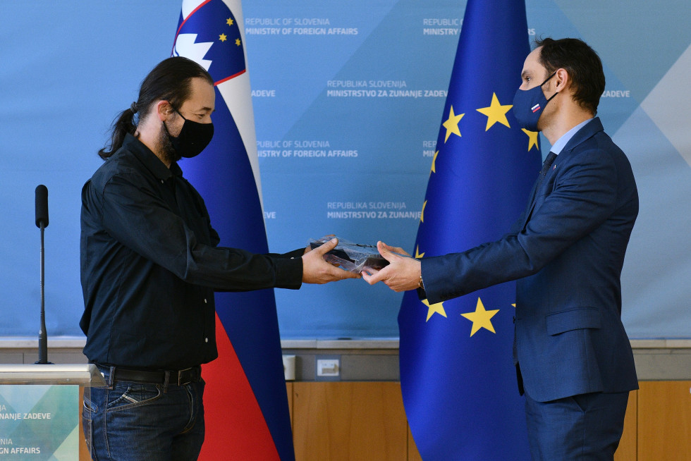  Minister dr. Logar handed over the keyboard to Mr. Ugovšek 