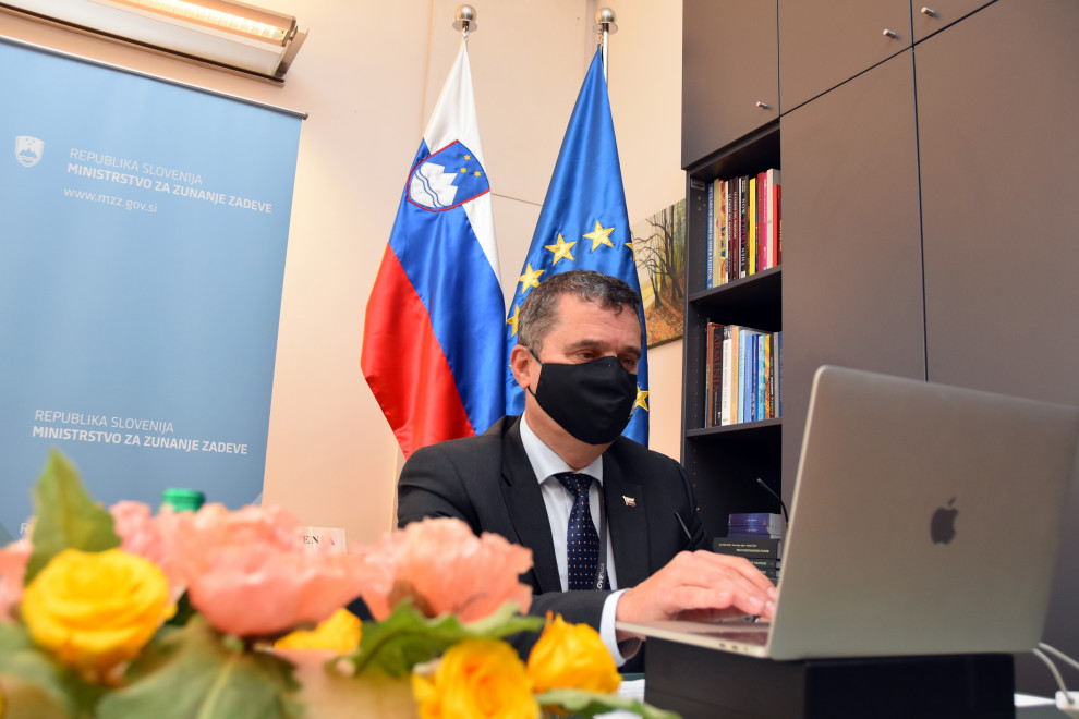 med sodelovanjem na virtualni konferenci