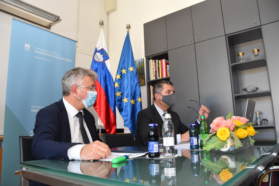 mag. Iztok Grmek in Tone Kajzer na avdio-video zasedanju OECD pred računalnikom