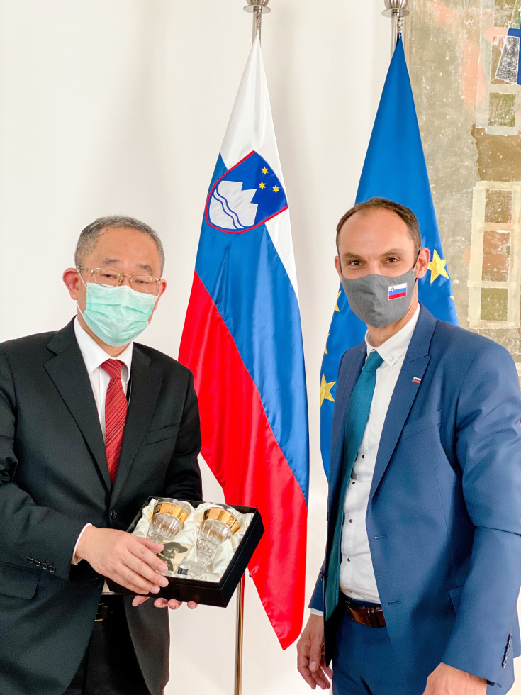 Minister za zunanje zadeve dr. Anže Logar in veleposlanik Japonske v Republiki Sloveniji Masaharu Yoshida