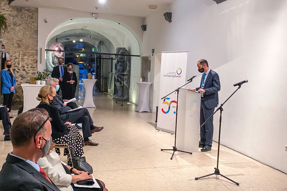 minister za govornico med nagovorom in slušatelji