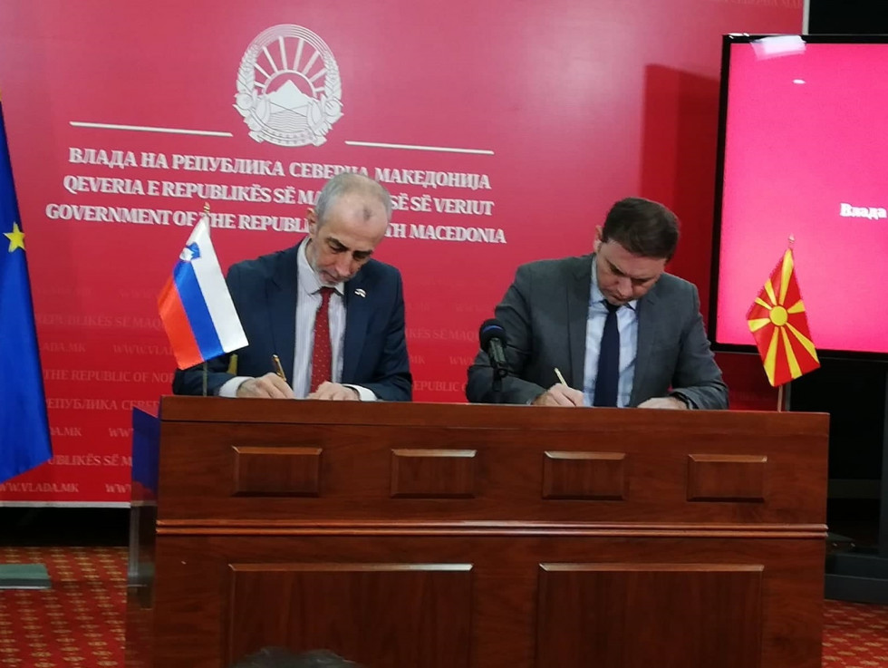 Milan Jazbec in podpredsednik vlade Republike Severne Makedonije med podpisovanjem Memoranduma o mednarodnem razvojnem sodelovanju
