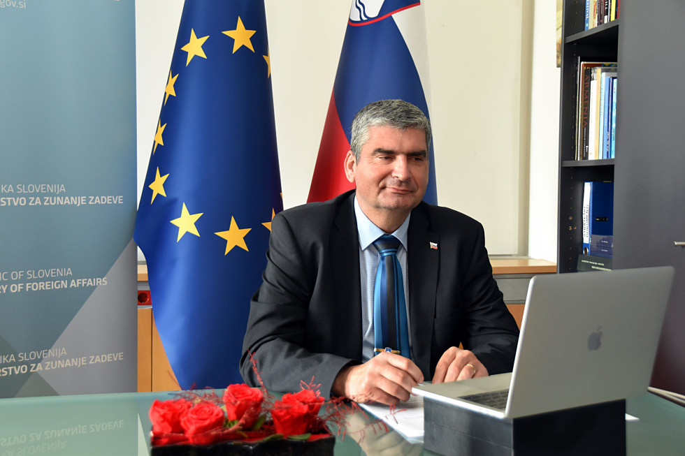 State Secretary at the computer
