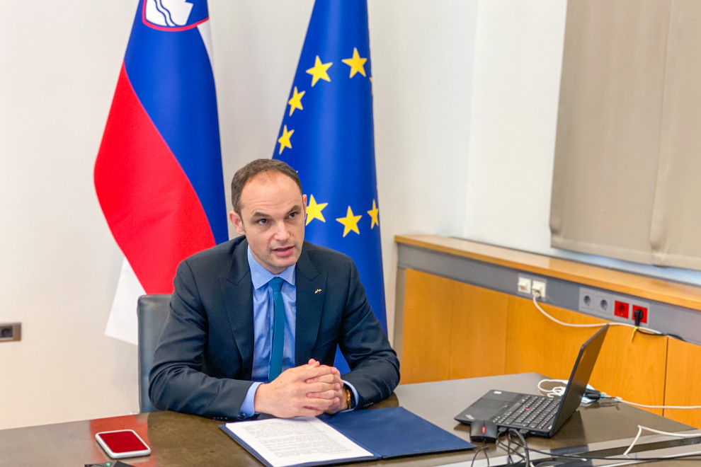 minister sedi pred računalnikom