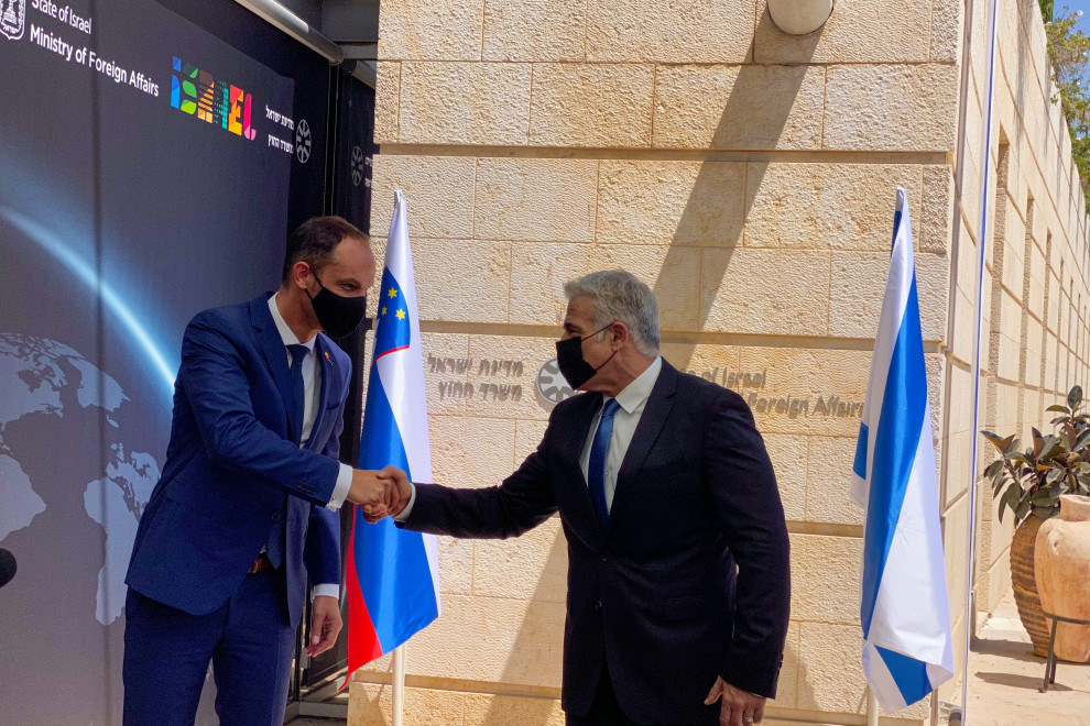 ministers shaking hands