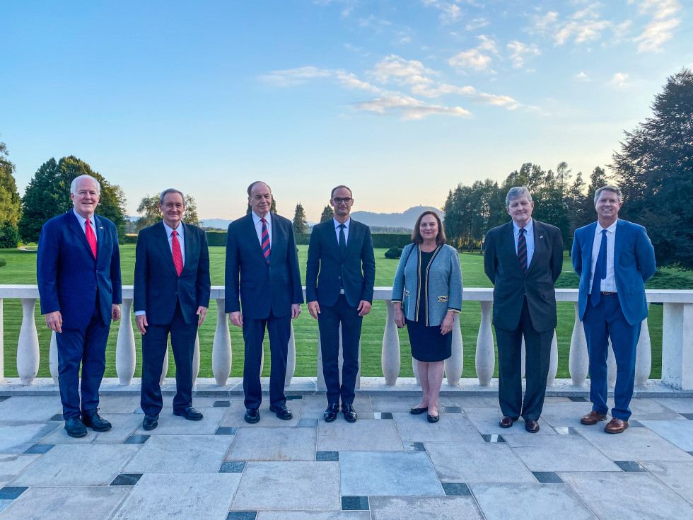 skupinska fotografija na teras, v ozadju trata