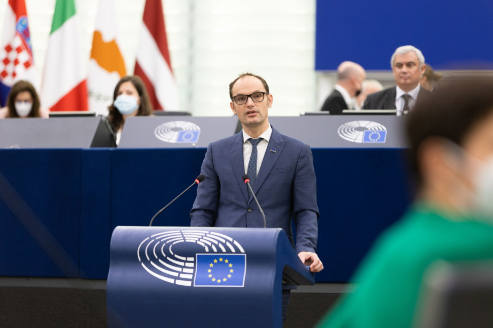 minister Logar v evropskem parlamentu, stoji za govorniškim odrom