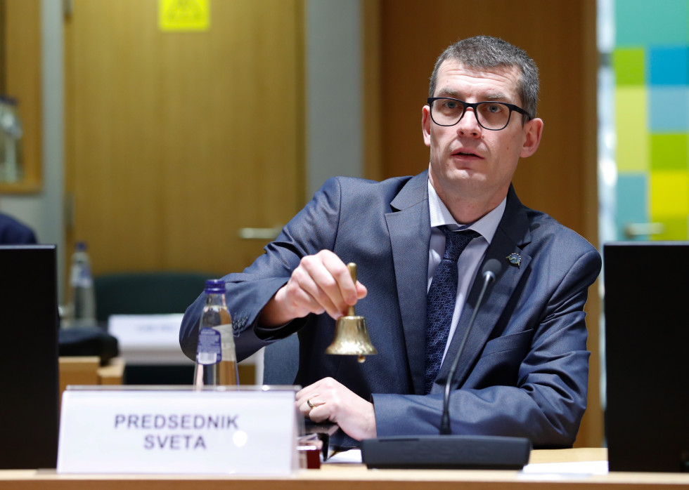 državni sekretar dovžan z zvončkom