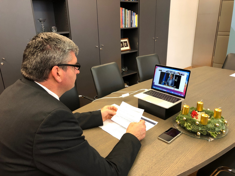 state secretary sitting at the table, computer in front of him