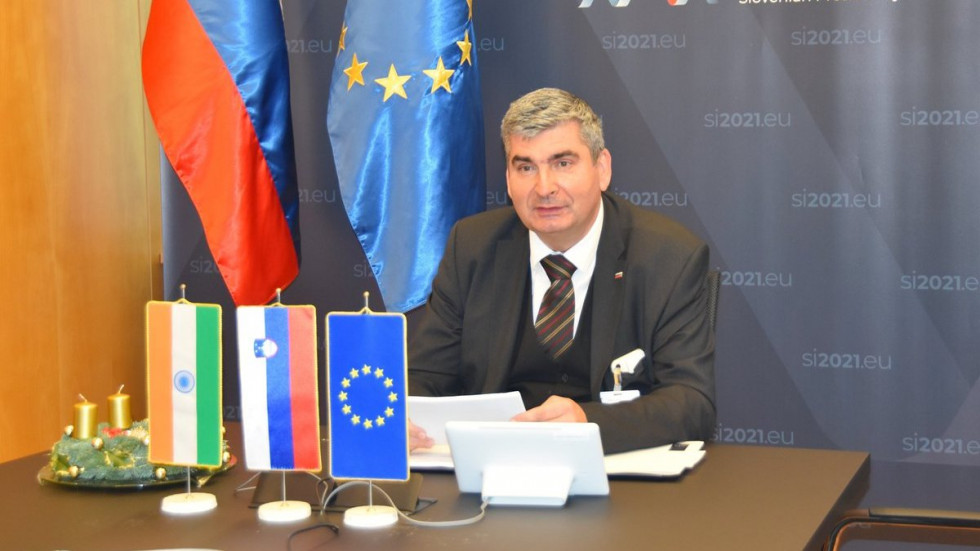 državni sekretar Raščan sedi, gleda v ekran in ima pogovor preko avdio-video povezave