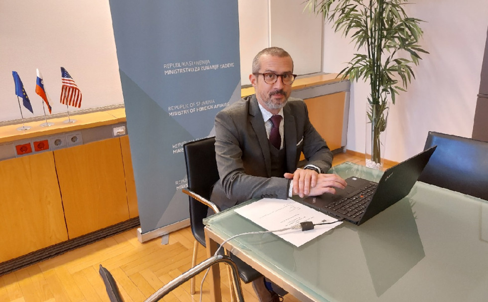 politični direktor Müller sedi za mizo