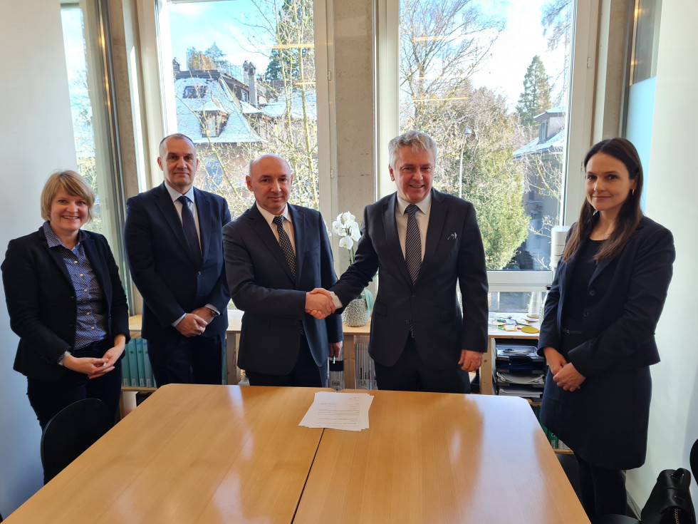 Udeleženci podpisa kupoprodajno pogodbo o prodaji solastniškega deleža na objektu veleposlaništva/rezidence nekdanje SFRJ v Bernu.