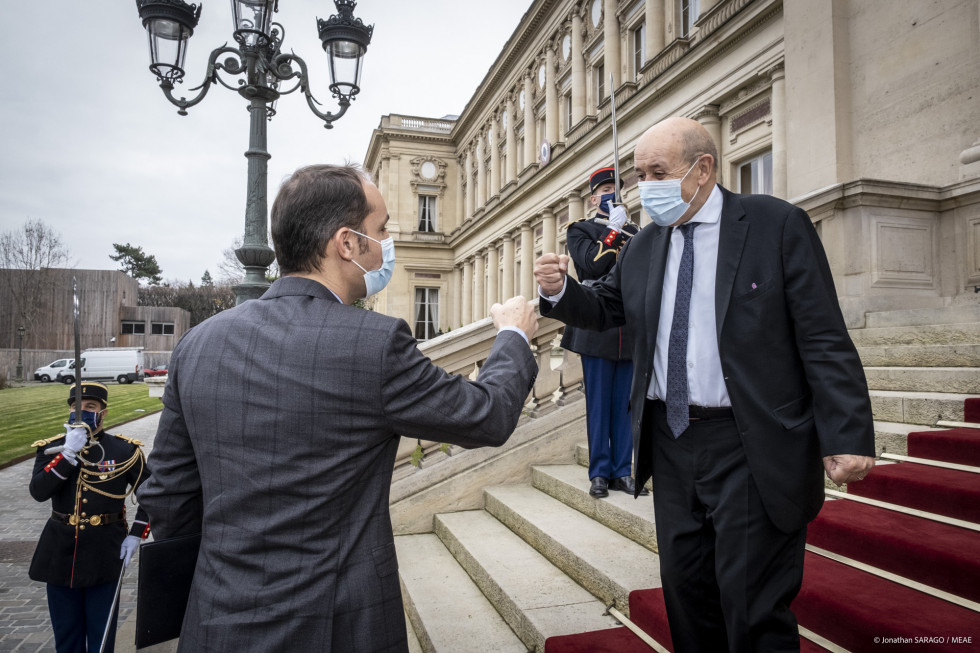 Ministers for Foreign Affairs of Slovenia and France, standing on the stairss, greeting