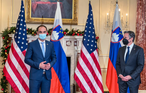 za splet (Minister Dr Logar and US Secretary of State Blinken in front of the American and Slovenian flags)