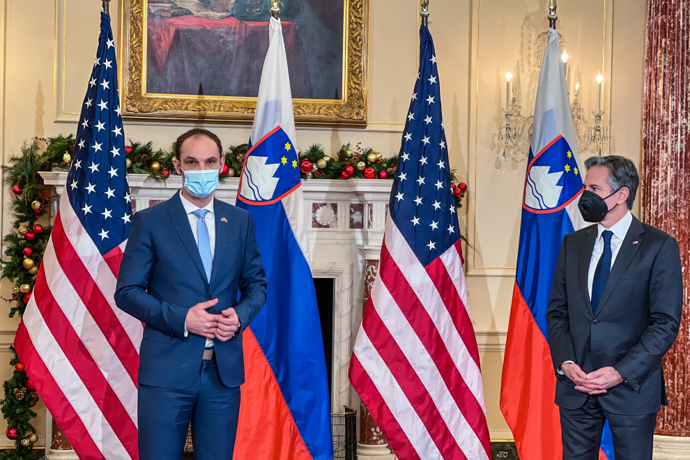 Minister dr. Logar in državni sekretar ZDA Blinken pred ameriško in slovensko zastavo