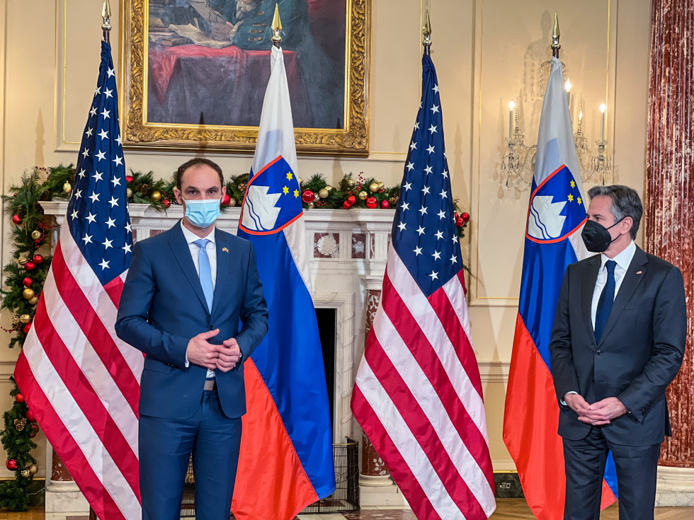 Minister Dr Logar and US Secretary of State Blinken in front of the American and Slovenian flags